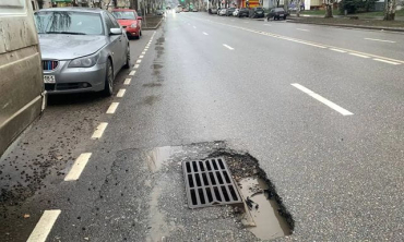 В Луганске вместе со снегом сходит и асфальт
