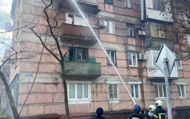 После обстрелов в Северодонецке загорелись 10 многоэтажных домов