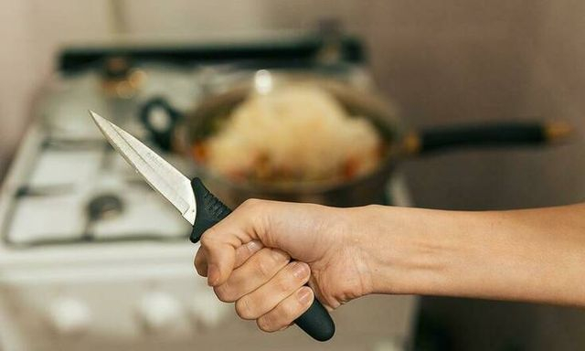 Жительница Станицы Луганской едва не убила своего сожителя
