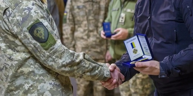 Глава ДонОВА вручил награды луганским пограничникам