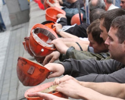 Шахтеры из Первомайска устроили митинг