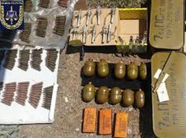 При попытке продать оружие и боеприпасы задержаны военнослужащие (фото)