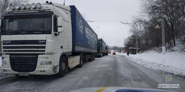 Больше суток на подъеме – из-за гололеда грузовики не могли сдвинуться с места