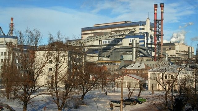 Работникам Алчевского меткомбината постоянно задерживают заработную плату
