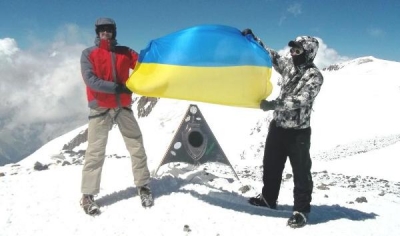 Альпинисты развернули флаг Украины на Эльбрусе