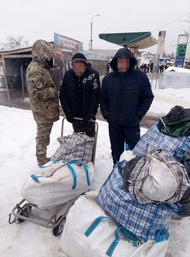 Почти тонну груза тащили на себе жители Станично-Луганского района