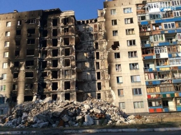 Начался демонтаж разрушенной многоэтажки в Лисичанске, но люди снова недовольны