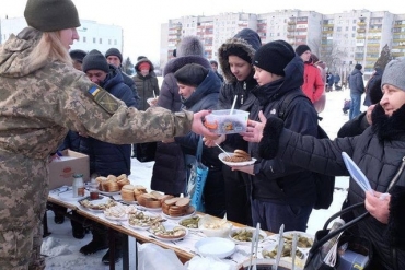 Военные приняли участие в городском празднике в Попасной