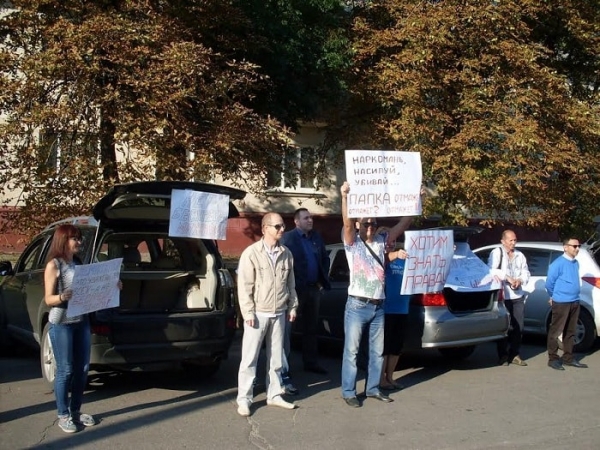 Митинг в Лисичанске - местные жители требуют провести расследование по факту избиения пограничника сыном мэра города