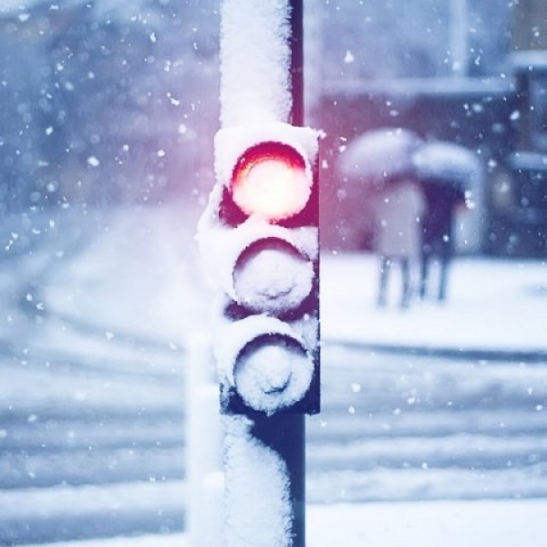 Снегопады осложнили движение транспорта в области и городе