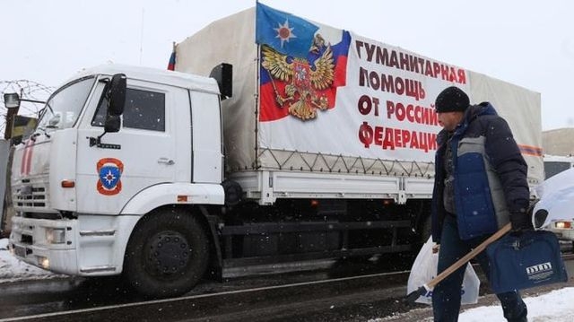 Под канонаду боевиков Россия отправила на Донбасс юбилейную колону автомобилей с неизвестным грузом