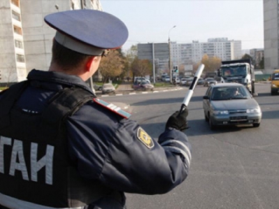 Сотрудники ГАИ проверяют регистрационные номера автомобилей