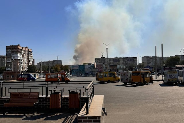 Возле бывшей областной больницы в Луганске произошел большой пожар
