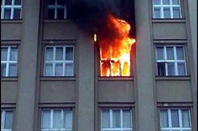 В ОРЛО на пожаре погиб мужчина, 15 человек спасли пожарные