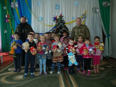 Украинские военные передали детям подарки