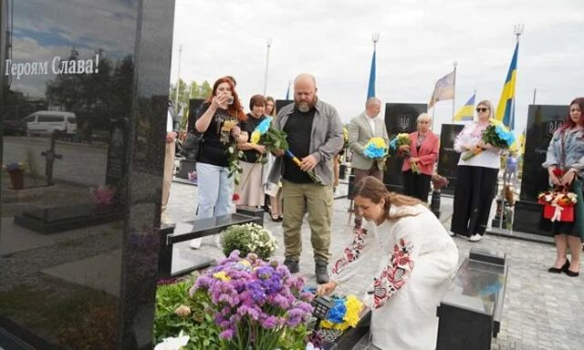 Семьи погибших защитников Луганщины в День Независимости Украины почтили их память