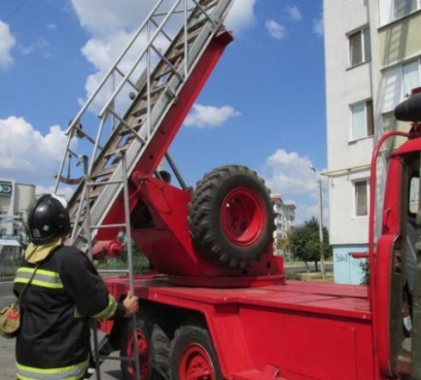 Чтобы спасти пенсионера, спасателям пришлось влезть в окно