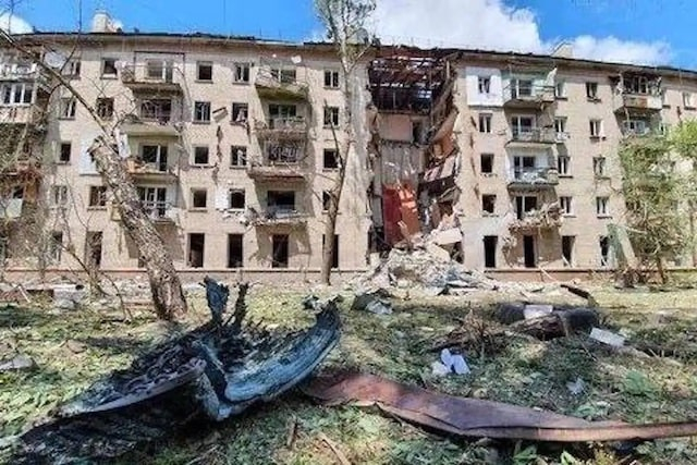 Оккупанты не спешат ремонтировать дом, который сами же разрушили своей ракетой