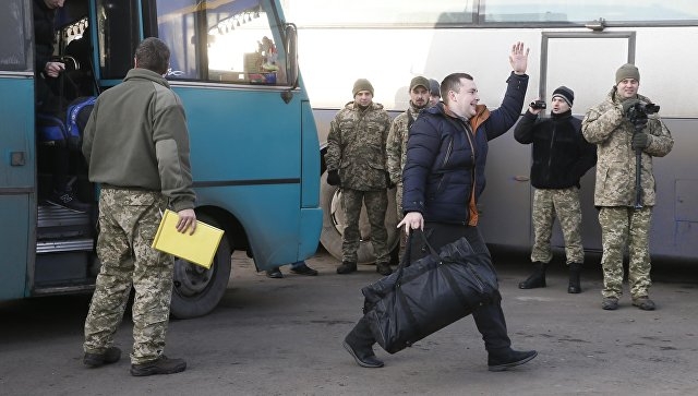Дома! В Украину с территории ОРДЛО вернулись 73 военнопленных (видео)