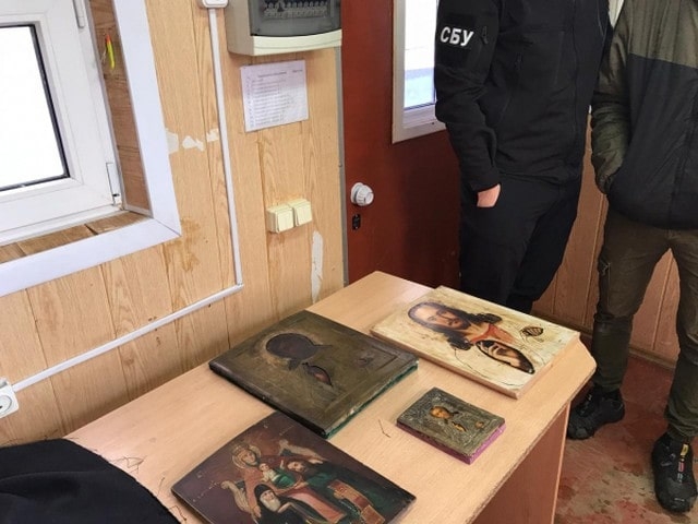 На КПП «Меловое» в личных вещах гражданина нашли ценные иконы