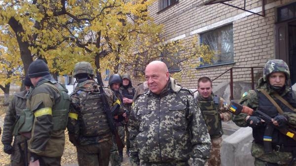 Губернатор в сопровождении военных привез в село пенсии