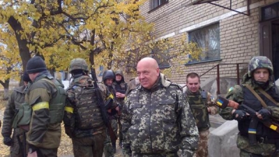 Губернатор в сопровождении военных привез в село пенсии