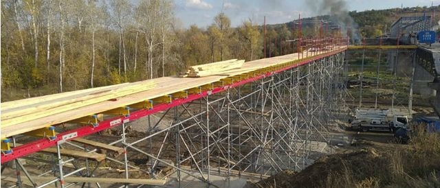 В Станице Луганской активно идут работы по сооружению временного моста