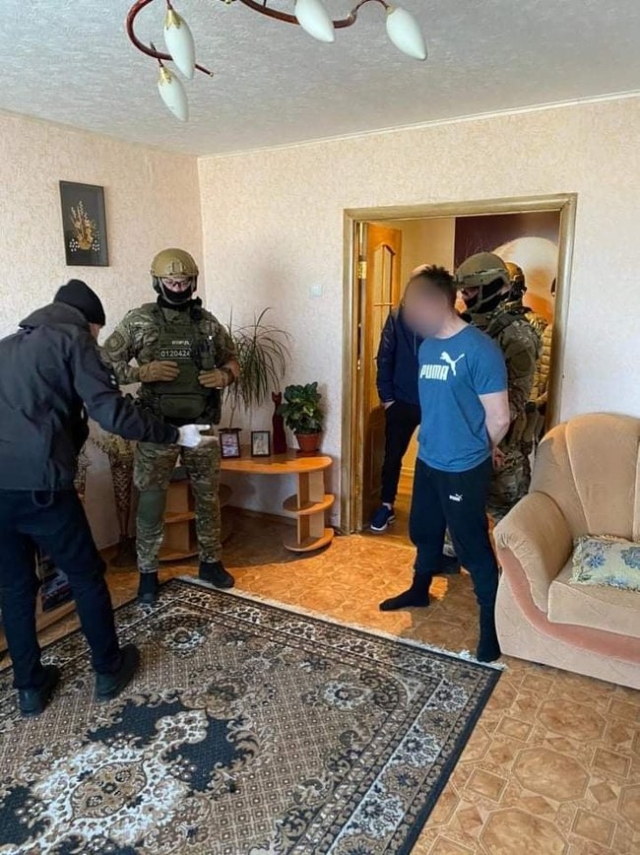 В Рубежном мужчина бросил гранату в полицейских и скрылся