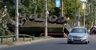 В Рубежном военный грузовик подмял под себя легковую машину