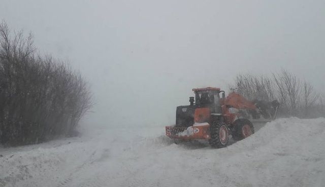 Луганщину заносит снегом, дороги во многих местах непроходимые