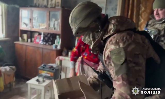 Жителям прифронтовых сел полицейские привезли продукты