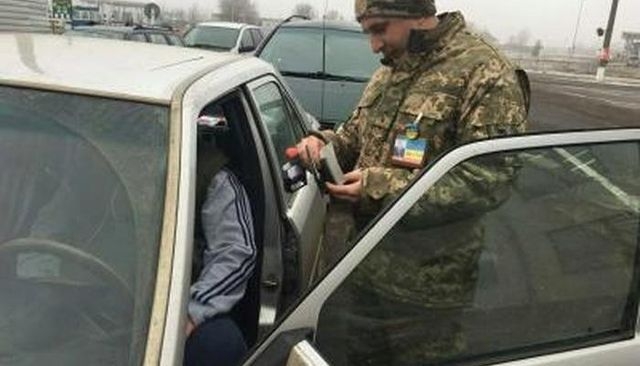 Пограничники пресекли попытку провести через контрольный пункт сигареты из ОРЛО