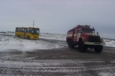 Школьный автобус попал в снежную ловушку