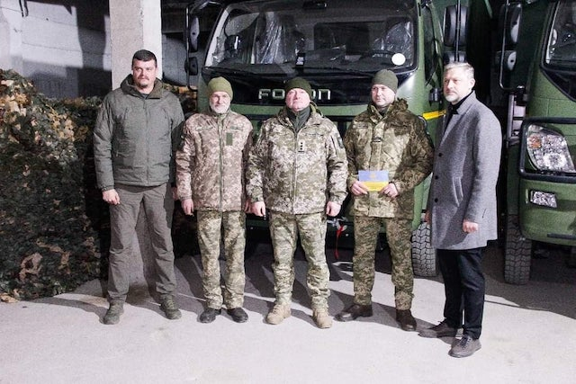 Военнослужащим в Днепре переданы грузовые автомобили от Луганщины