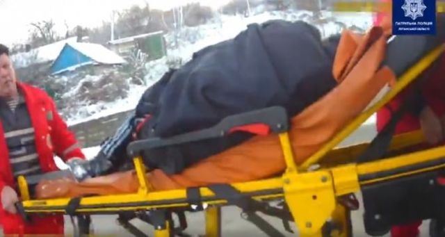В Лисичанске патрульные спасли девушку, бросившуюся с моста в реку (видео)
