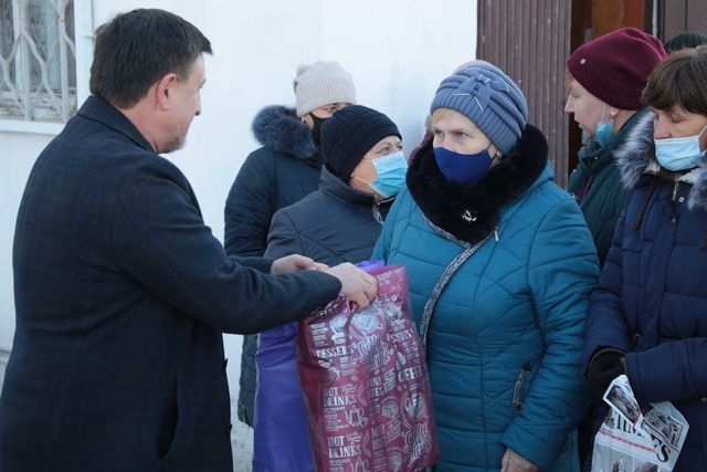 Погорельцы Луганщины получили гуманитарную помощь и денежную компенсацию