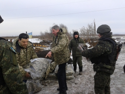 Москаль привез бойцам зимнюю униформу и обувь