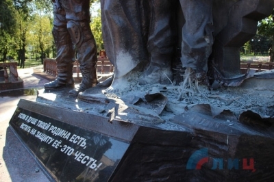 Памятник террористам "ЛНР" взорвали в Луганске