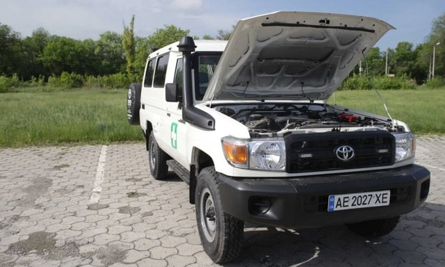 Луганcкие медики передали коллегам на фронт сверхсовременный автомобиль