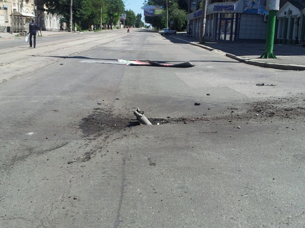 В Луганске снаряды попали в школу и краеведческий музей