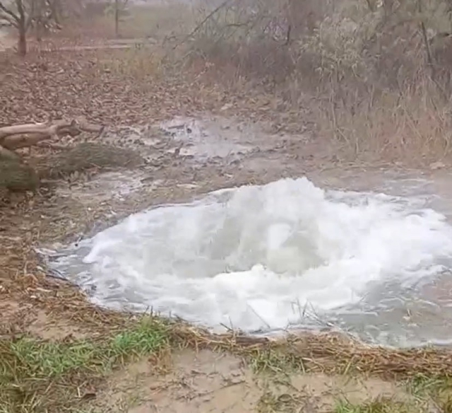 В Луганске длительное время не ликвидируется авария на водопроводе
