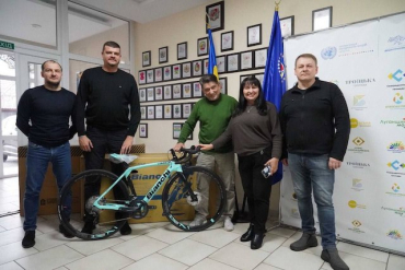 Луганским спортсменам передали профессиональные велосипеды