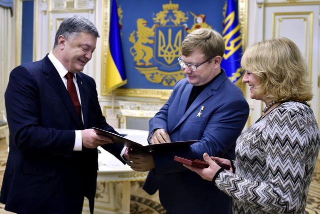 Ключи от новой квартиры вручил патриоту из Красного Луча Петр Порошенко