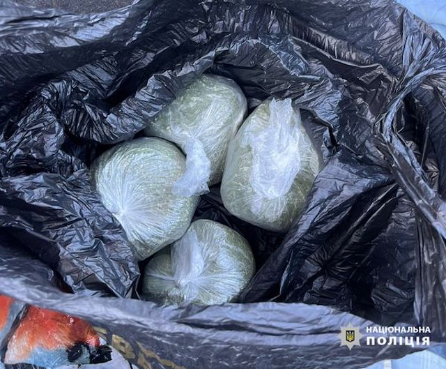 Луганские полицейские задержали жителя Изюма с килограммом каннабиса