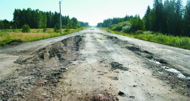 Россияне из РСЗО «Ураган» повредили дорогу на Луганщине