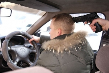 В оккупированном Луганске вооруженные люди ограбили таксиста