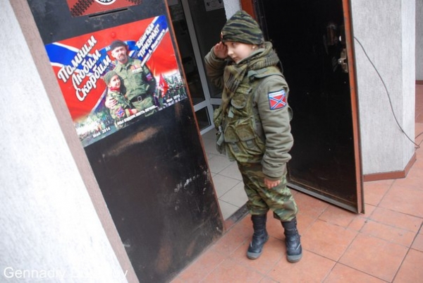 Юная "дочь полка" стреляет из автомата Мозгового