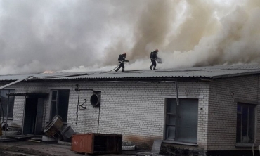 Пожар на Лисичанском стеклозаводе тушили несколько часов
