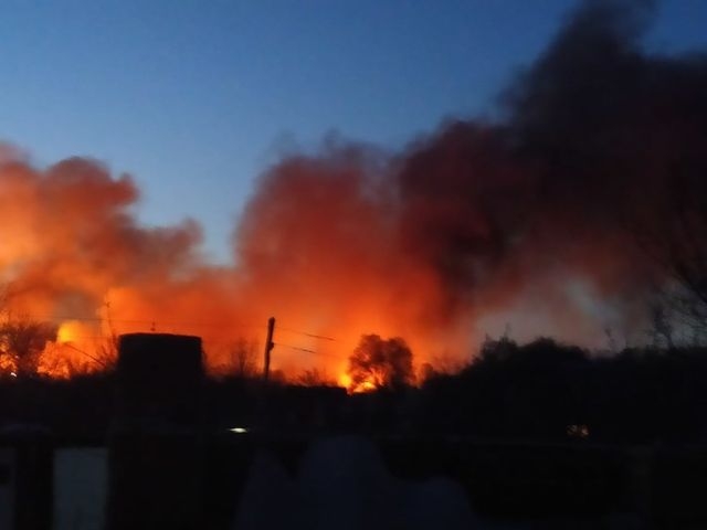 Большой пожар в Луганске – местные жители говорят о поджоге