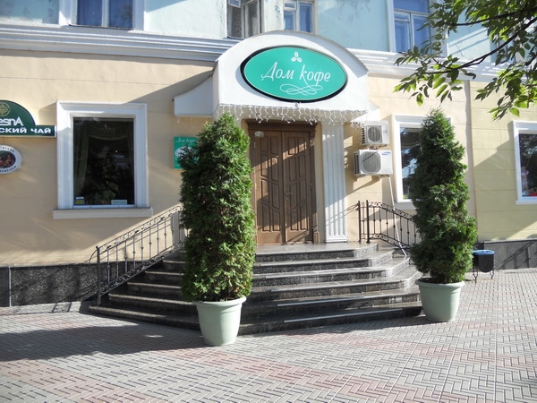 В Луганске под обстрел попало кафе, Дом кофе и здание цирка